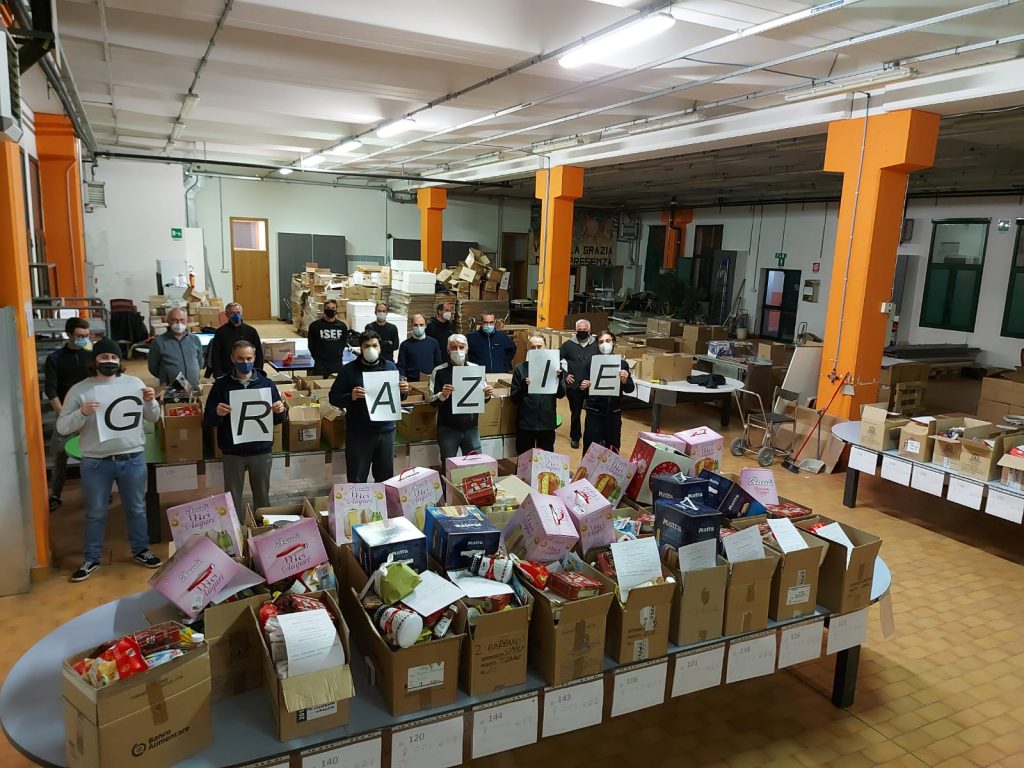I volontari nel magazzino del Banco di Solidarietà Alta Brianza